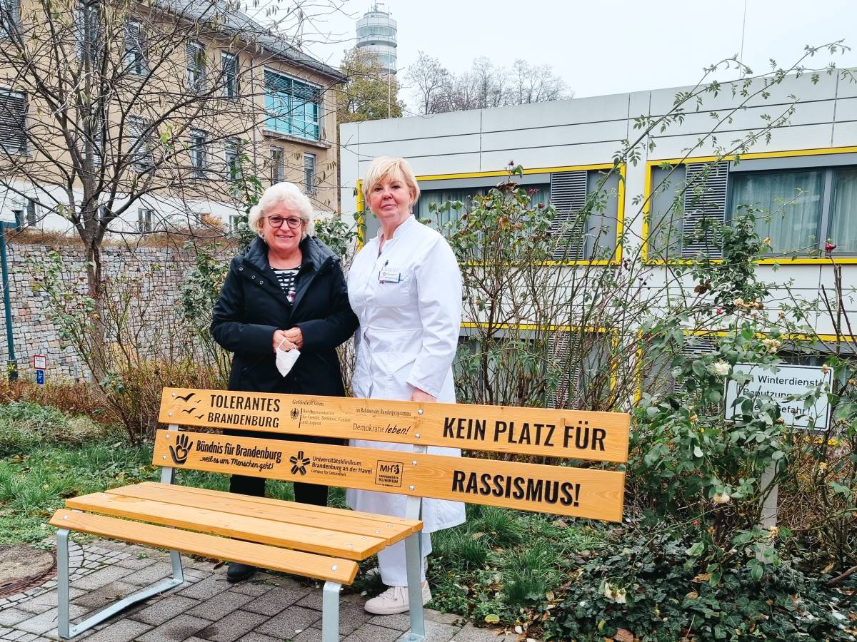 Frau Gabriele Wolter und Frau Dr. Birgit Didczuneit-Sandhop vor der Bank der Initiative Tolerantes Brandenburg